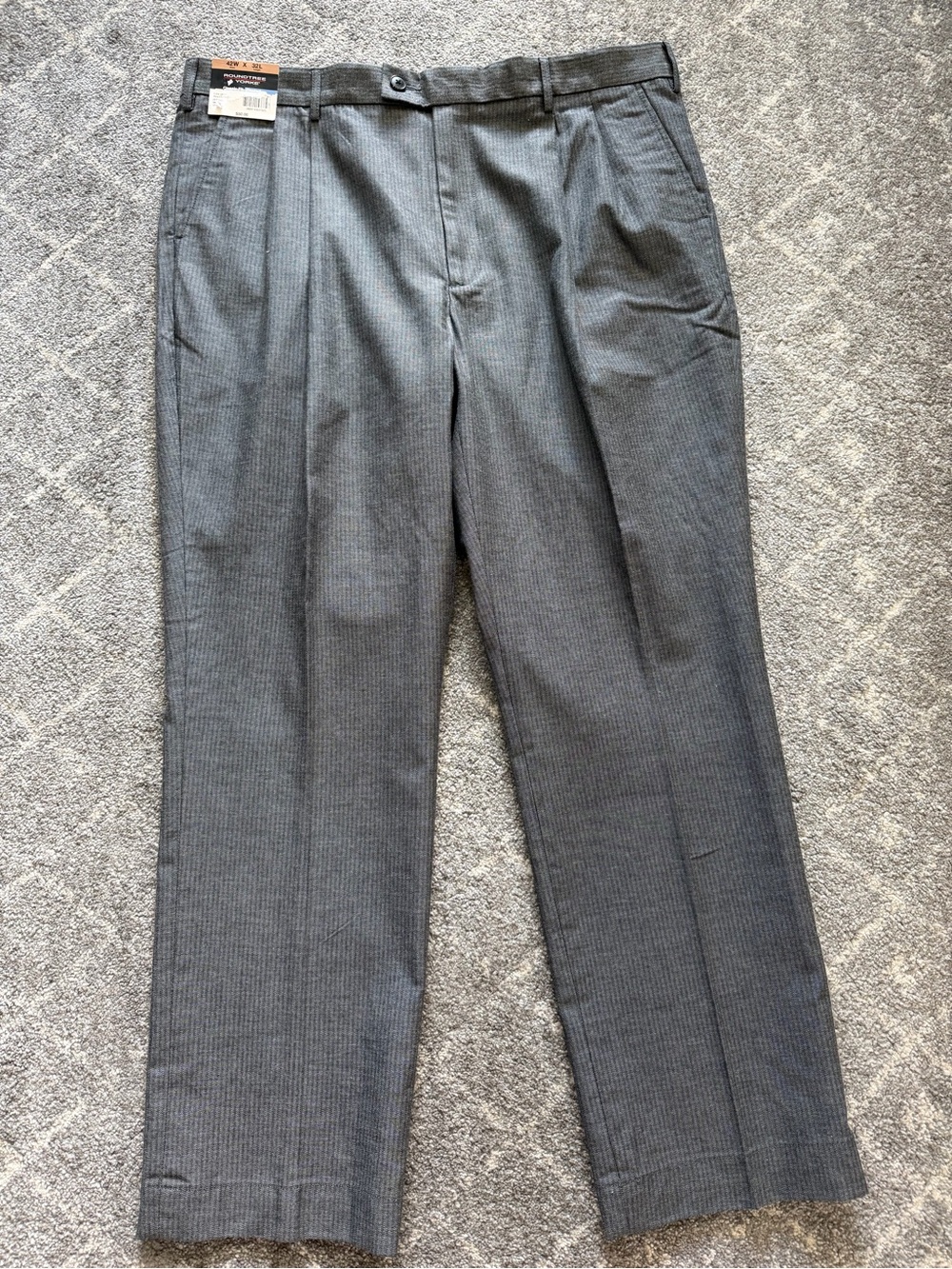 Men’s Gray Dress Pants 42x32 Herringbone Pleated Classic NWT Roundtree & Yorke